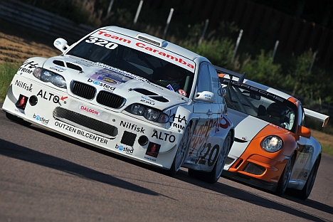 De to hurtigste biler i feltet. Michael Outzen i BMW satte hurtigste omgangstid i løbet, men udgik, mens Nicolas Kiesa og Michael Nissen vandt i deres Porsche